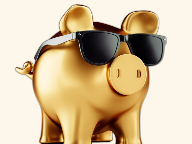 Goldenes Sparschwein mit Sonnenbrille