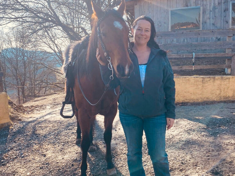Frau mit Pferd