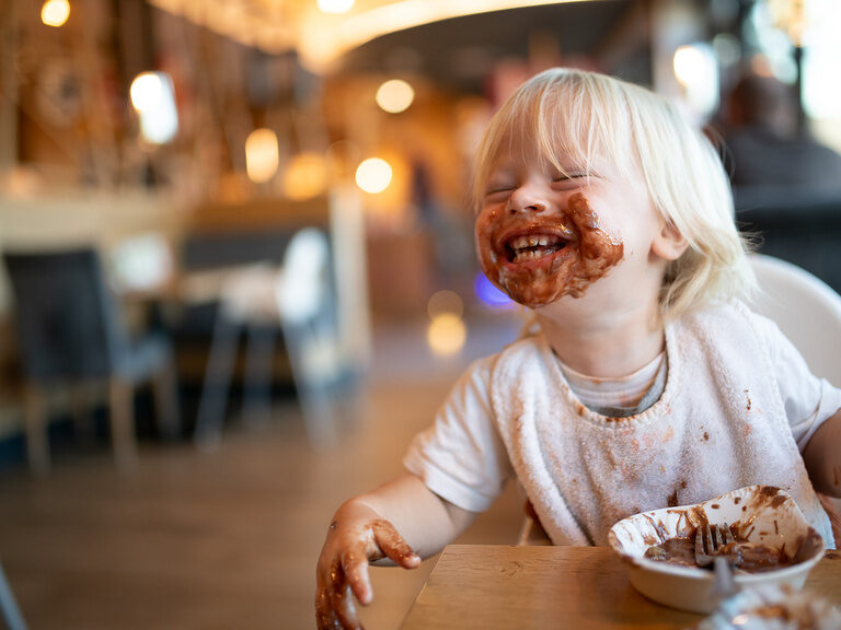 Kind mit schoko-verschmiertem Mund