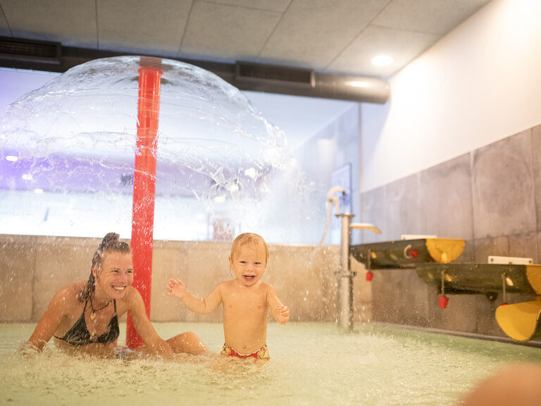 Mutter mit Kind im Babybecken