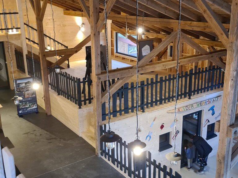 Überblick von oben auf den neuen Pferdestall