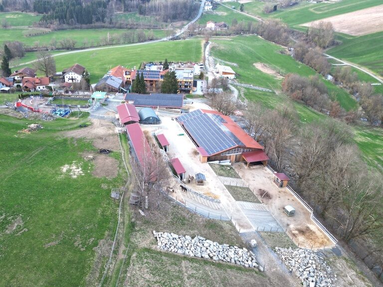 Luftaufnahme neuer Pferdestallbereich