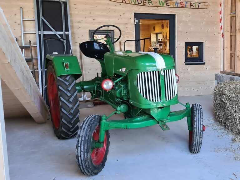 Alter Traktor in grün zum beklettern und spielen