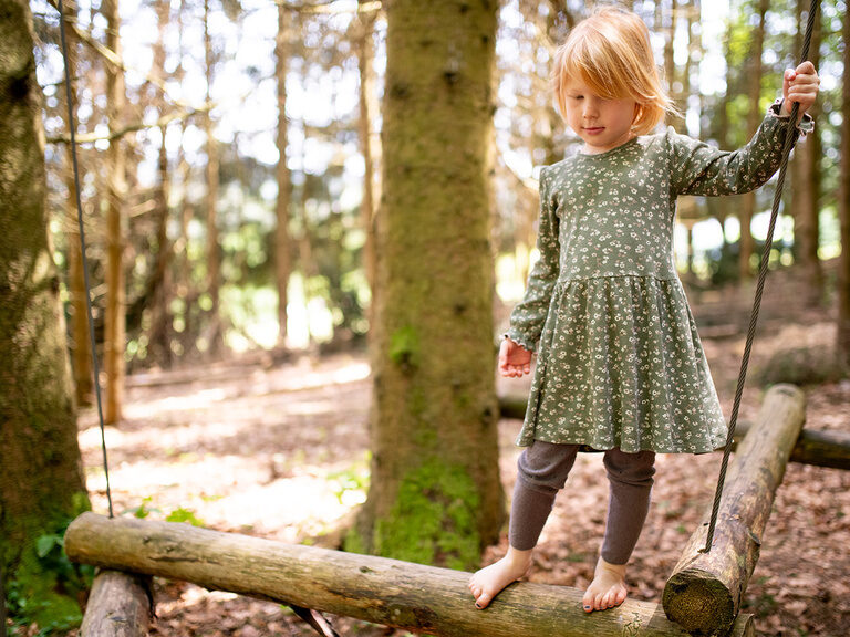 Kind balanciert im Wald