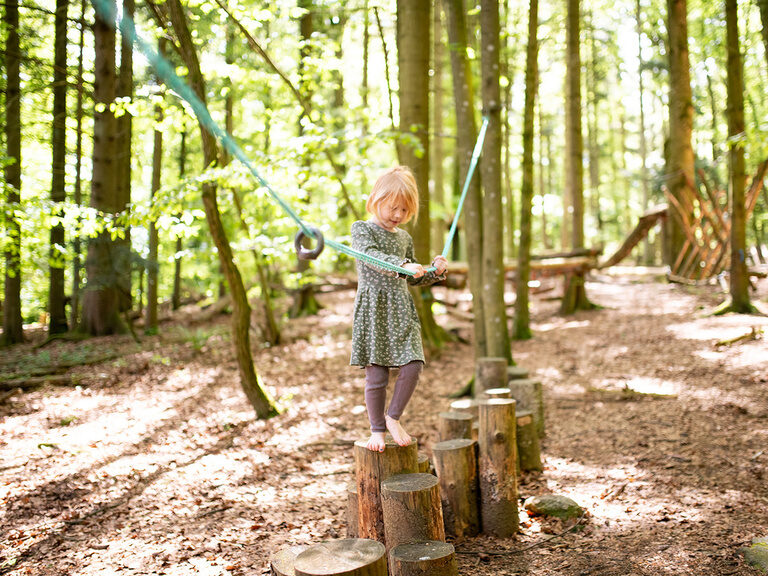 spielende Kinder im Wald