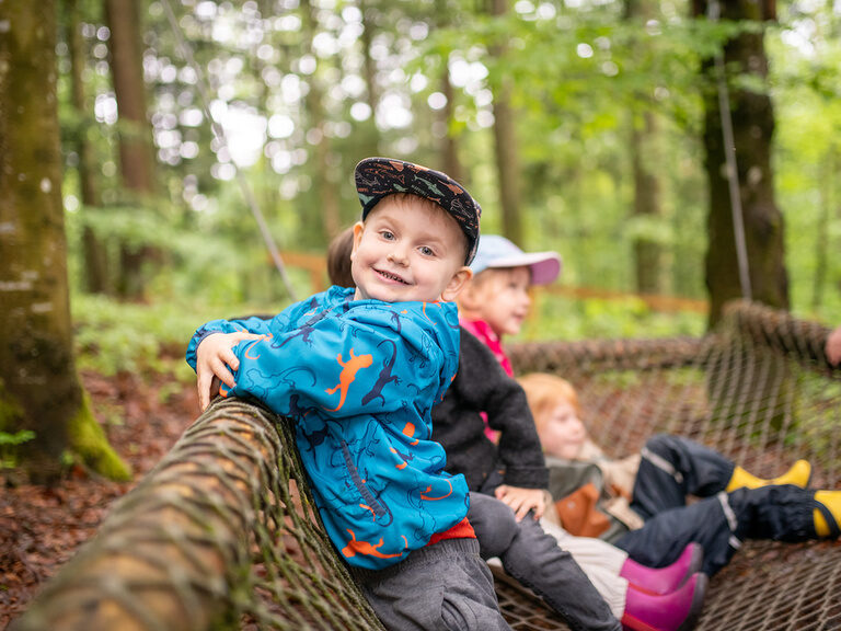Kinder im Abenteuerwald