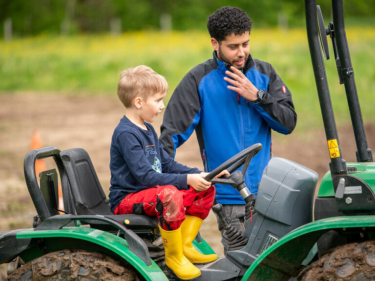 Junge auf Traktor
