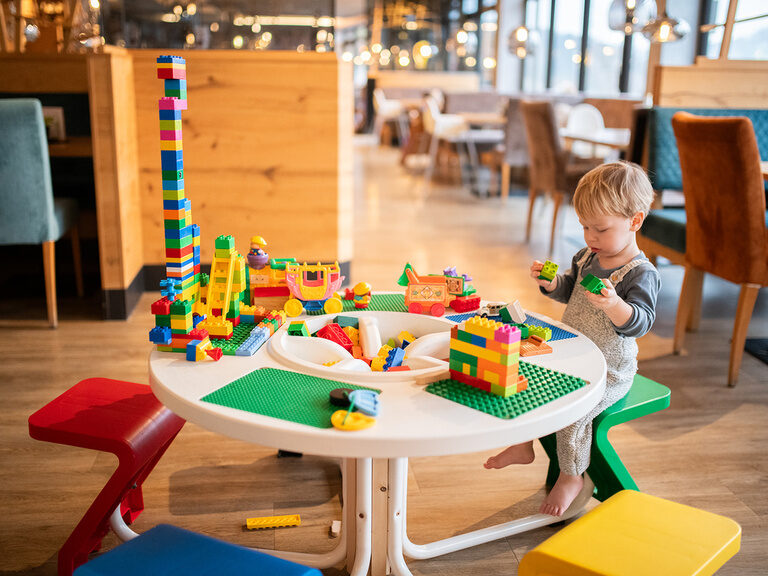 Kind am Legotisch im Restaurant