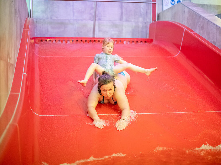 Frau und Kind in der Wasserrutsche
