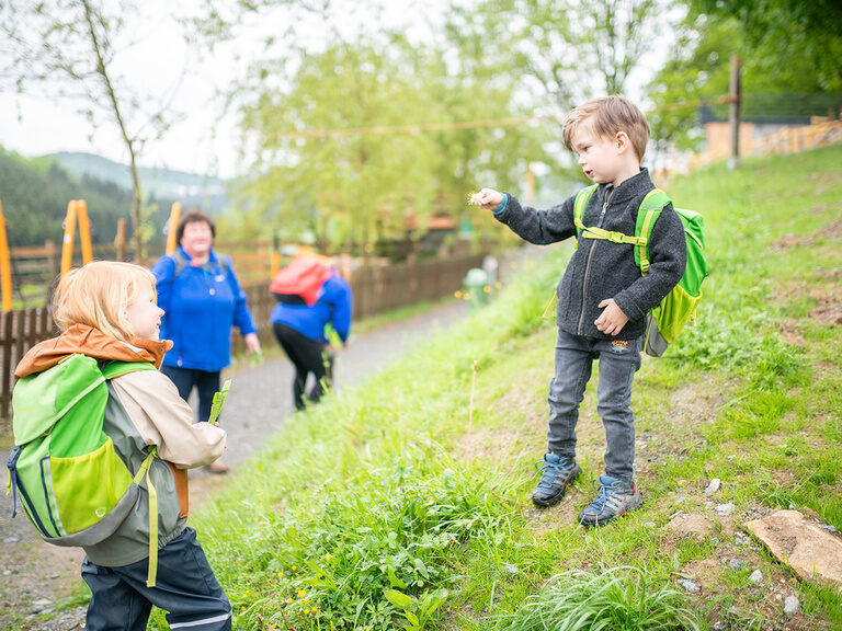 Kinder und Kinderbetreuer