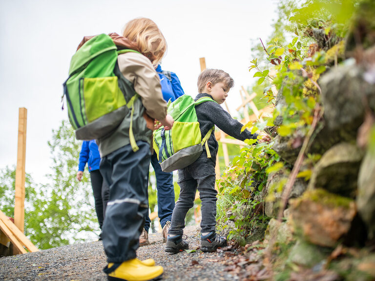 Jungs mit Rucksäcken