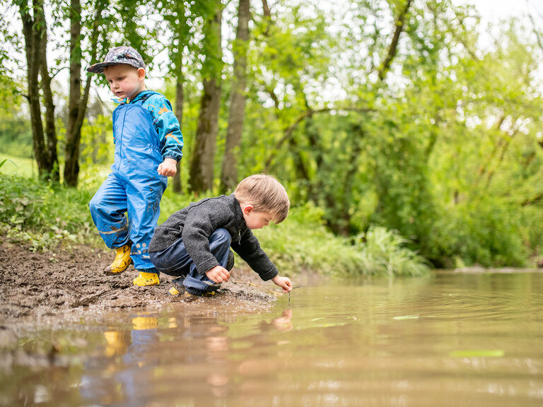 2 Jungs in Matschklamotten am Bach
