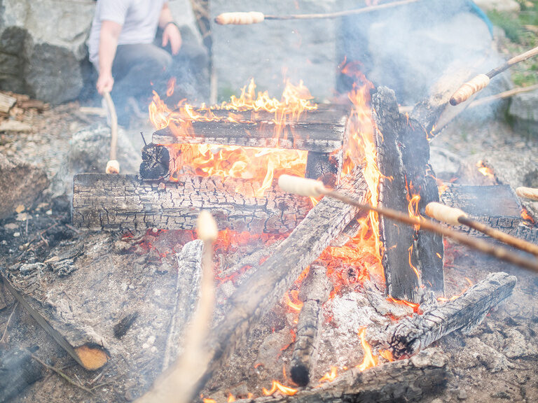 Lagerfeuer mit Stockbrot