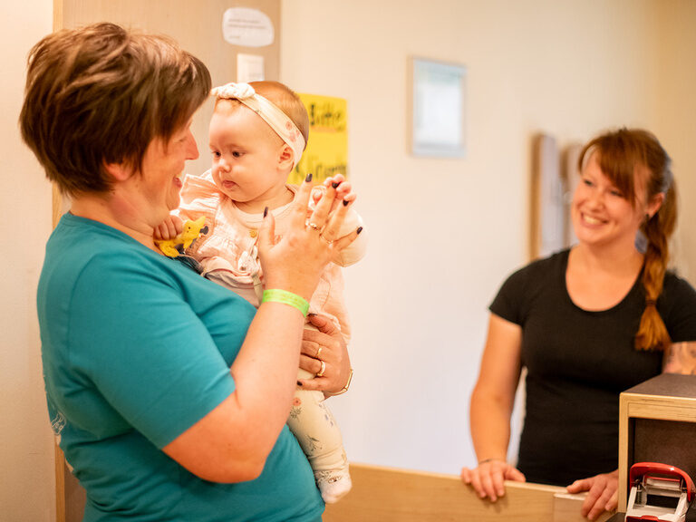 2 Frauen eine davon mit Baby im Arm