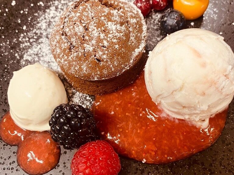 Schokoküchlein mit Eis und Früchten