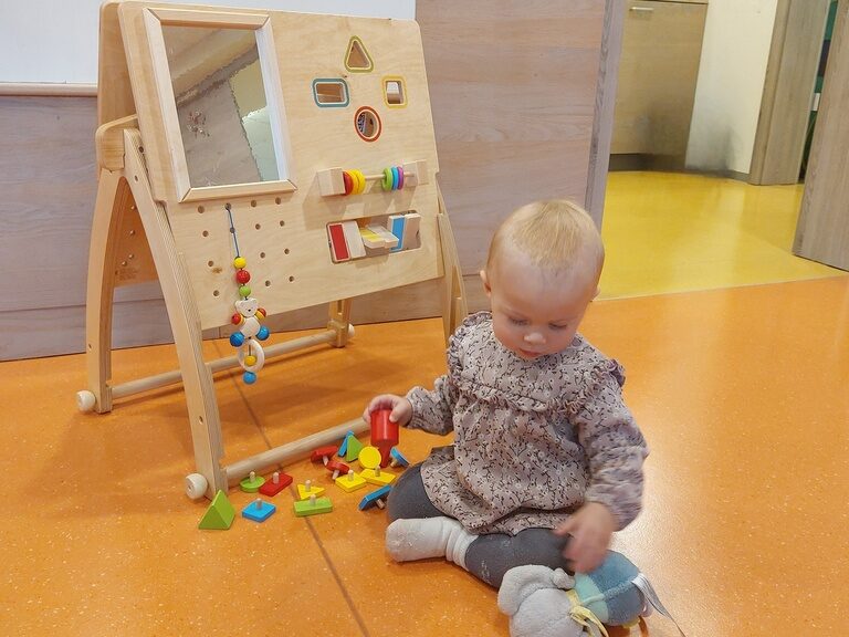 Kleinkind spielt mit Kuscheltier