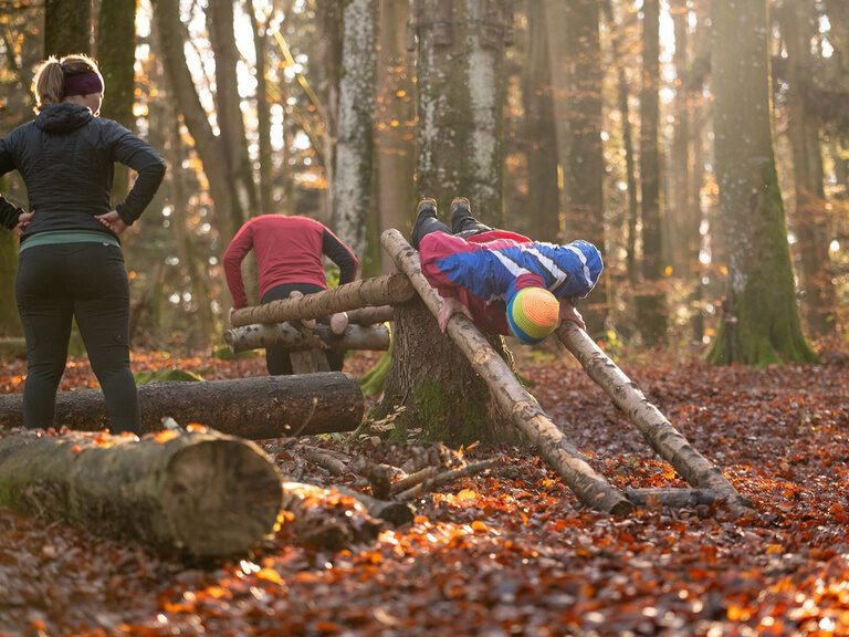 Erwachsene beim Cross Fit im Wald