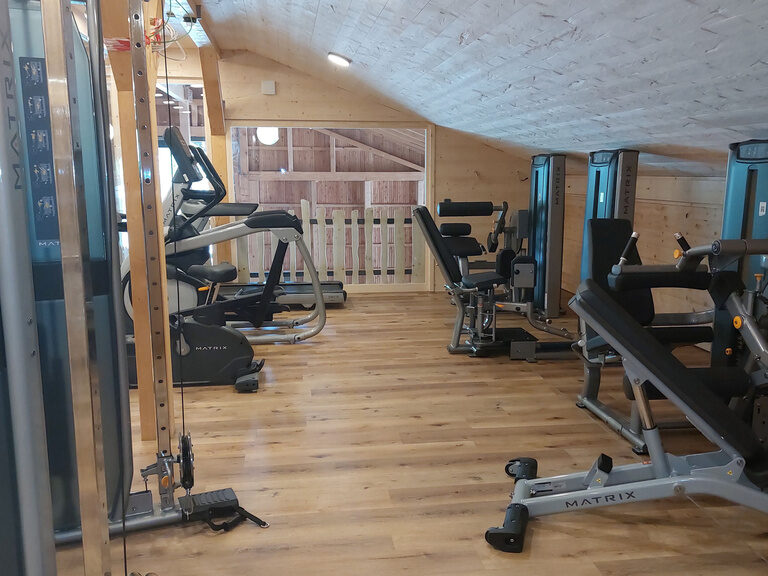 Fitnessräumchen mit verschiedenen Geräten