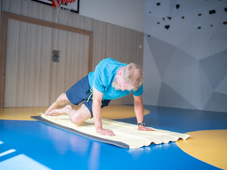 Mann beim Sport in der Turnhalle