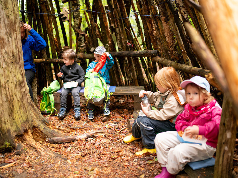 Kinder im Waldtippi beim Pause machen