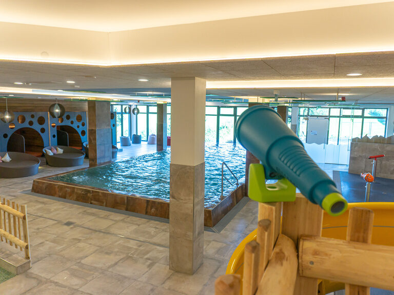 Hallenbad mit Liegewiese