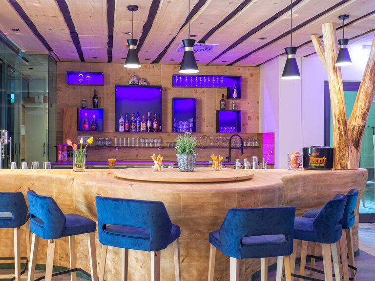 Hotelbar mit Stühlen